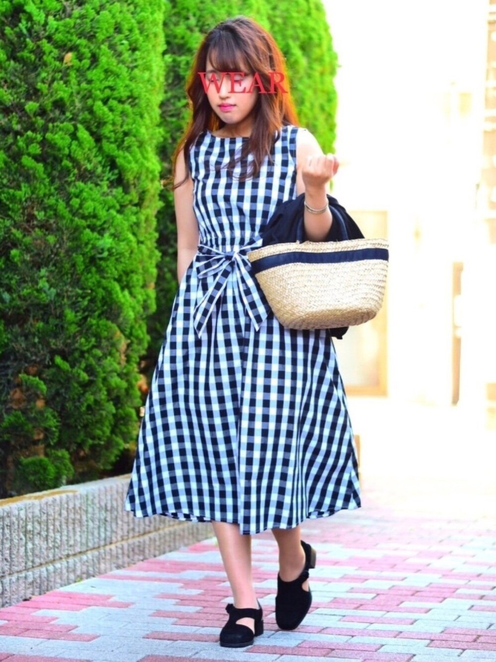 ブラック系のワンピース、ブラック系のパンプス、ベージュ系のかごバッグを着用したレディースの夏コーディネートの1枚目の写真