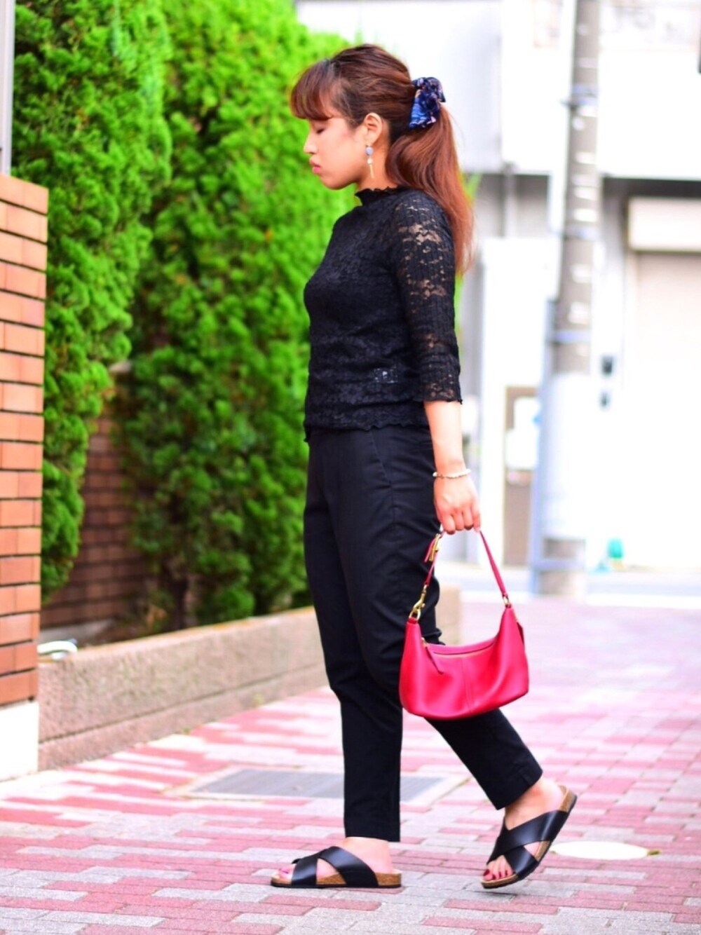 ブラック系のTシャツ/カットソー、ブラック系のその他パンツ、レッド系のハンドバッグを着用したレディースの夏コーディネートの1枚目の写真