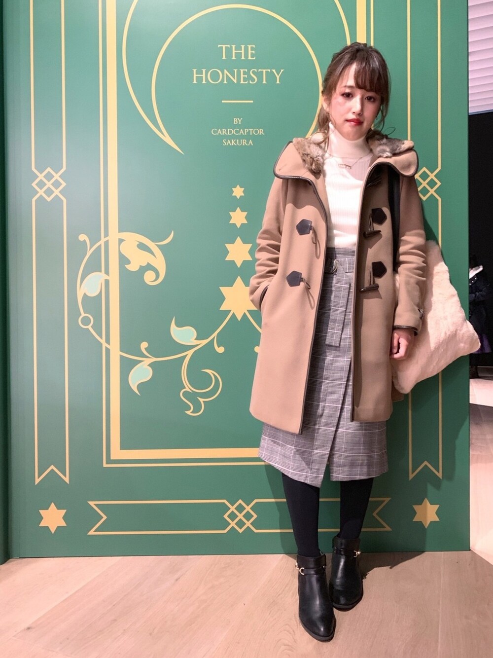 ホワイト系のトートバッグ、ベージュ系のダッフルコート、パープル系のスカートを着用したレディースの冬コーディネートの1枚目の写真