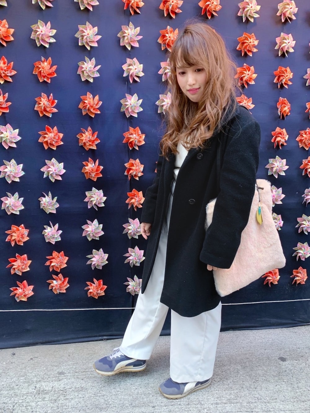 ホワイト系のその他パンツ、ホワイト系のニット/セーター、ホワイト系のトートバッグを着用したレディースの冬コーディネートの1枚目の写真