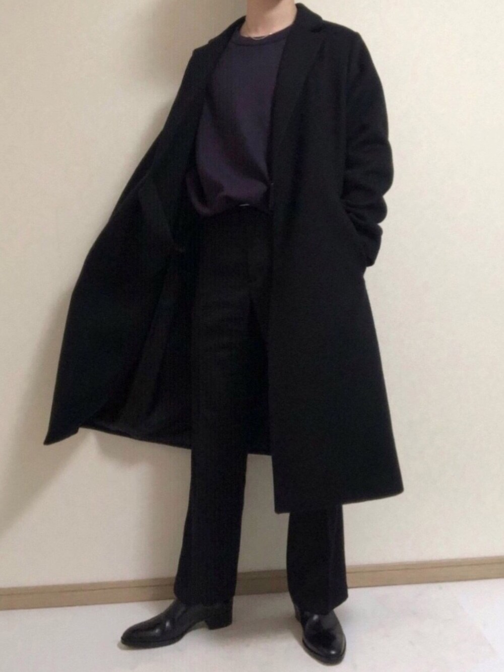 「冬コーデ、モード、キレイめ、ロングコート、ブーツ、ヒールブーツ、フレアパンツ、パープル、パープル×黒、Saint Laurent」｜「JOHN LAWRENCE SULLIVANのJOHN LAWRENCE SULLIVAN  シルバーチェーンネックレス（ネックレス、シルバー系）」を使った、yuichiさん（メンズ・175cm）の冬コーディネートの1枚目の写真