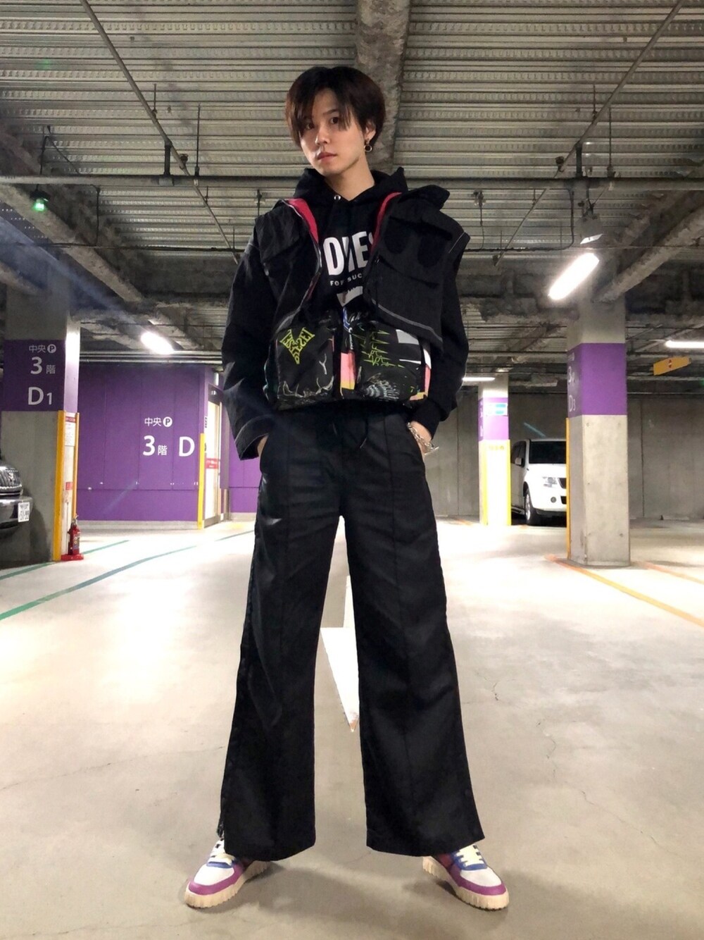 「Diesel、ディーゼル、パーカー、ジャケット、ワイドパンツ、ブーツ、ハイカットスニーカー、オーバーサイズ、モノトーン、西宮ガーデンズ」｜「DIESELのレディース ジャケット 中綿 パデッド ジップ（ナイロンジャケット、ブラック系）」を使った、山口真之介さん（メンズ・185cm）の冬コーディネートの1枚目の写真