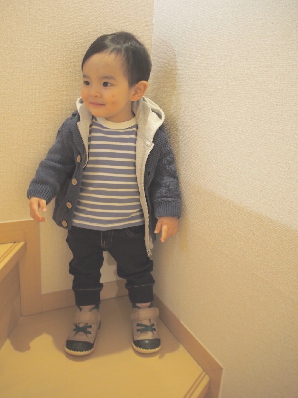 「kids、男の子、80cm、ボーダー」｜「H&Mのアイテム（カーディガン/ボレロ、ブルー系）」を使った、SEI-KOTOさん（キッズ・80cm）の春コーディネートの1枚目の写真