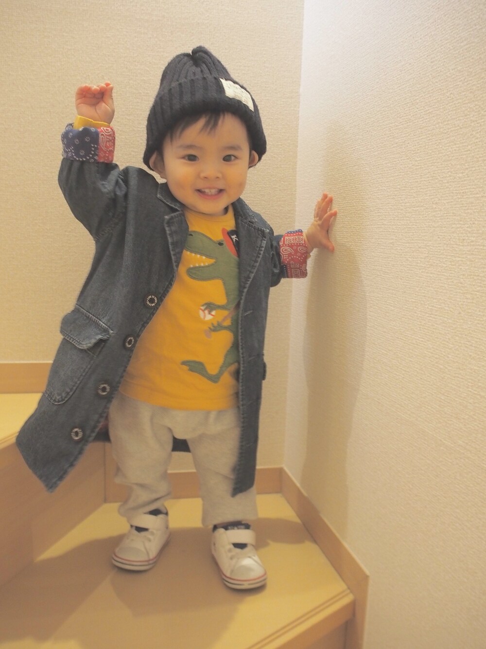 「kids、男の子、80cm、ニット帽、チェスターコート」｜「no brandのアイテム（ニットキャップ/ビーニー、ブルー系）」を使った、SEI-KOTOさん（キッズ・80cm）の春コーディネートの1枚目の写真