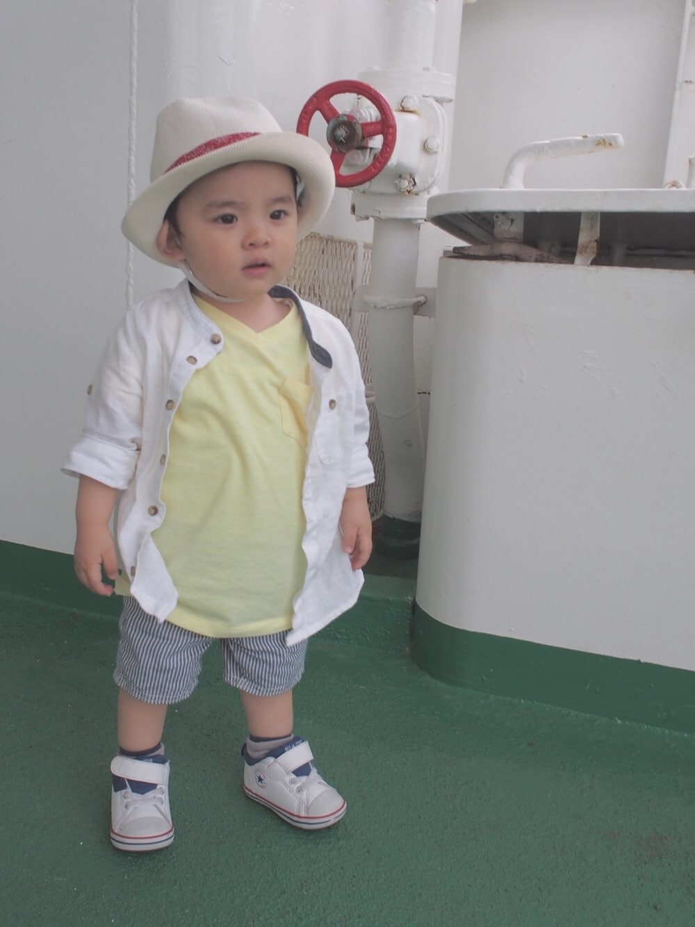 「kids、おとこのこ、80cm、1歳、ベルイエロー、麦わら帽子、白シャツ、ハーフパンツ、コンバース、美女と野獣キャンペーン」｜「Birthdayのアイテム（ハット、ベージュ系）」を使った、SEI-KOTOさん（キッズ・80cm）の春コーディネートの1枚目の写真