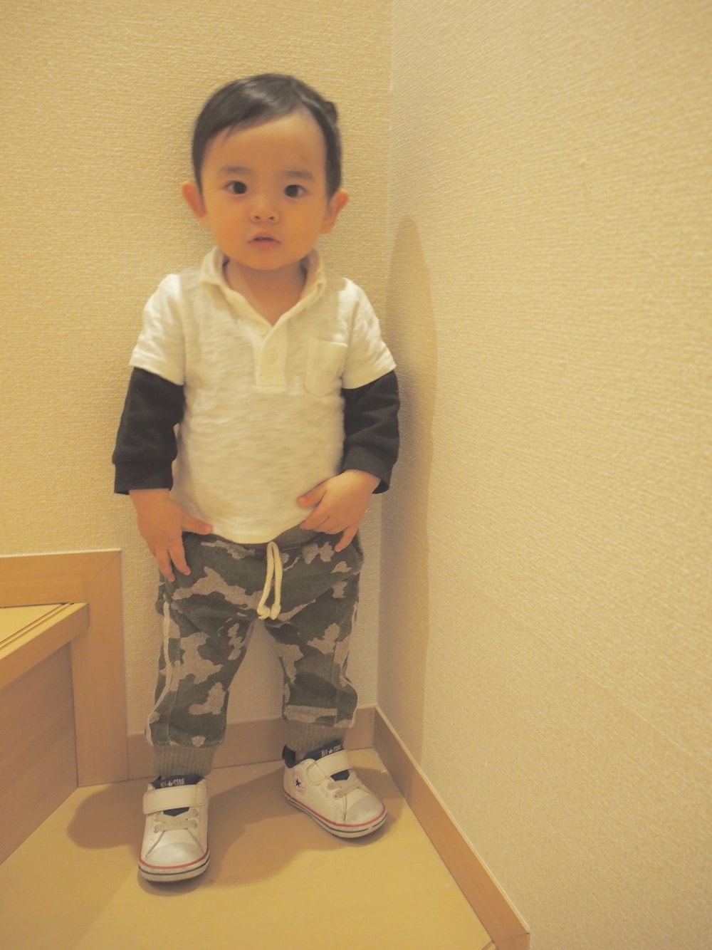 「kids、キッズコーデ、おとこのこ、80cm、1歳、ポロシャツ、カモフラ、コンバース」｜「GAPのGap 半袖スラブポロシャツ（ポロシャツ、ホワイト系）」を使った、SEI-KOTOさん（キッズ・80cm）の春コーディネートの1枚目の写真