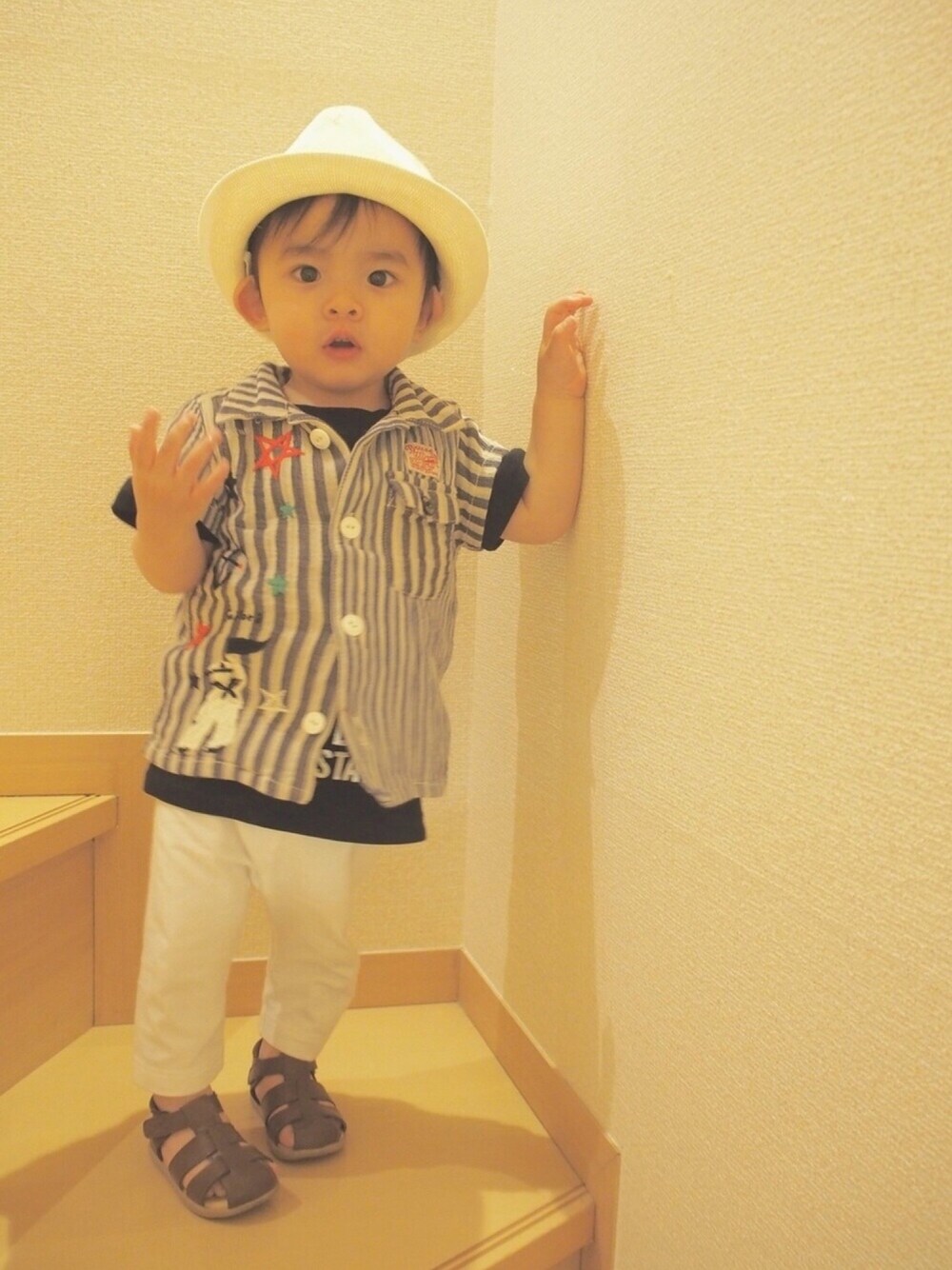 「kids、キッズコーデ、おとこのこ、80cm、1歳、麦わら帽子、ストライプ、白パンツ、サンダル」｜「Birthdayのアイテム（ハット、ベージュ系）」を使った、SEI-KOTOさん（キッズ・80cm）の春コーディネートの1枚目の写真