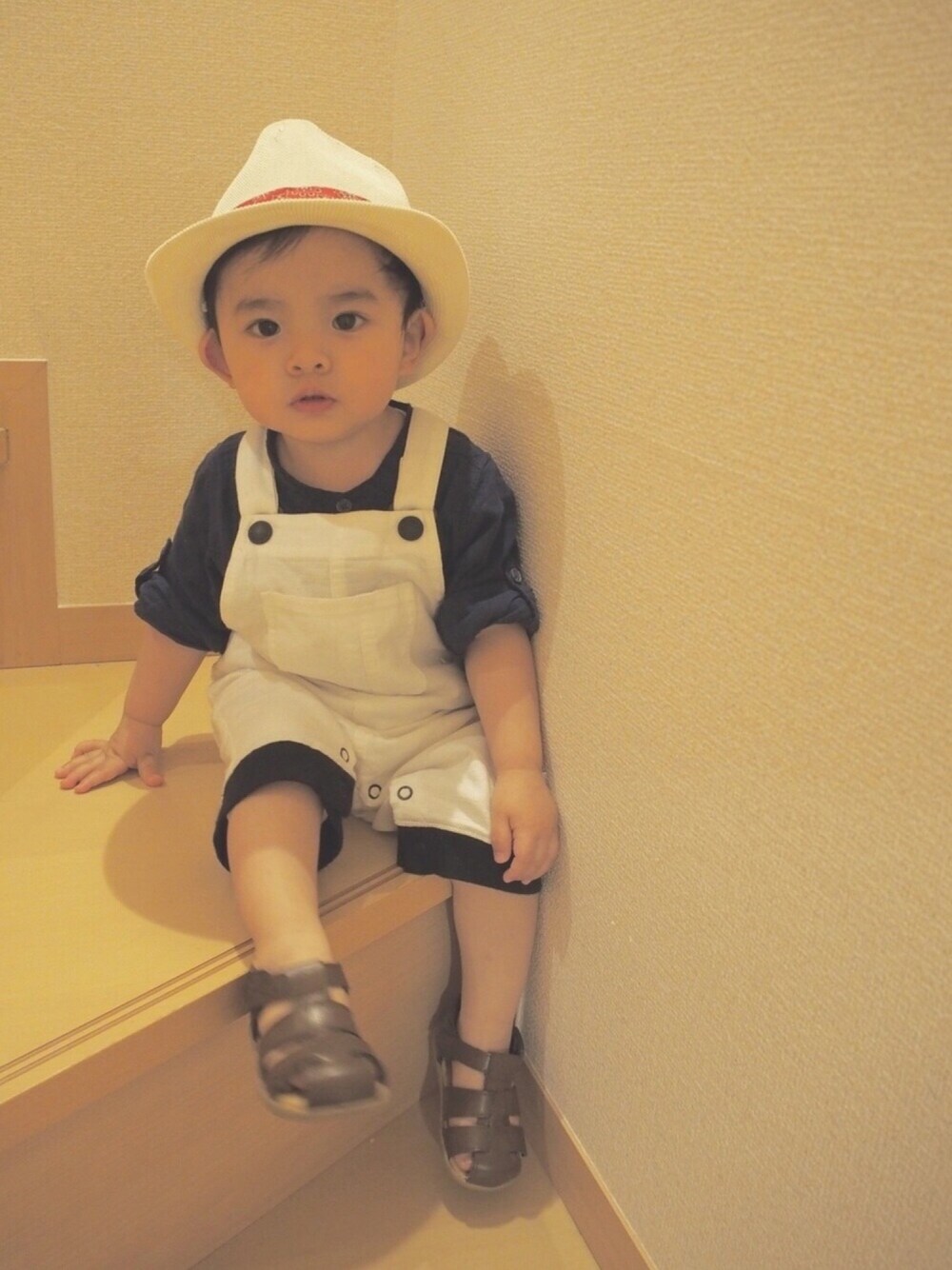 「kids、おとこのこ、80cm、1歳、麦わら帽子、サロペット、サンダル」｜「Birthdayのアイテム（ハット、ベージュ系）」を使った、SEI-KOTOさん（キッズ・80cm）の春コーディネートの1枚目の写真