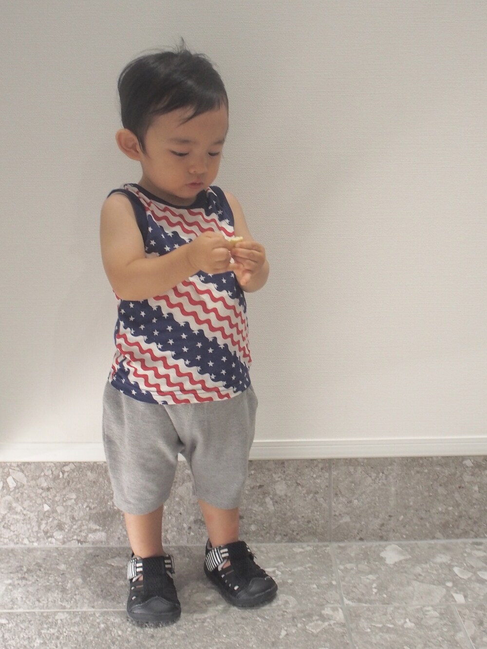 ブルー系のタンクトップ、グレー系のパンツ、ブラック系のサンダルを着用したキッズの夏コーディネートの1枚目の写真