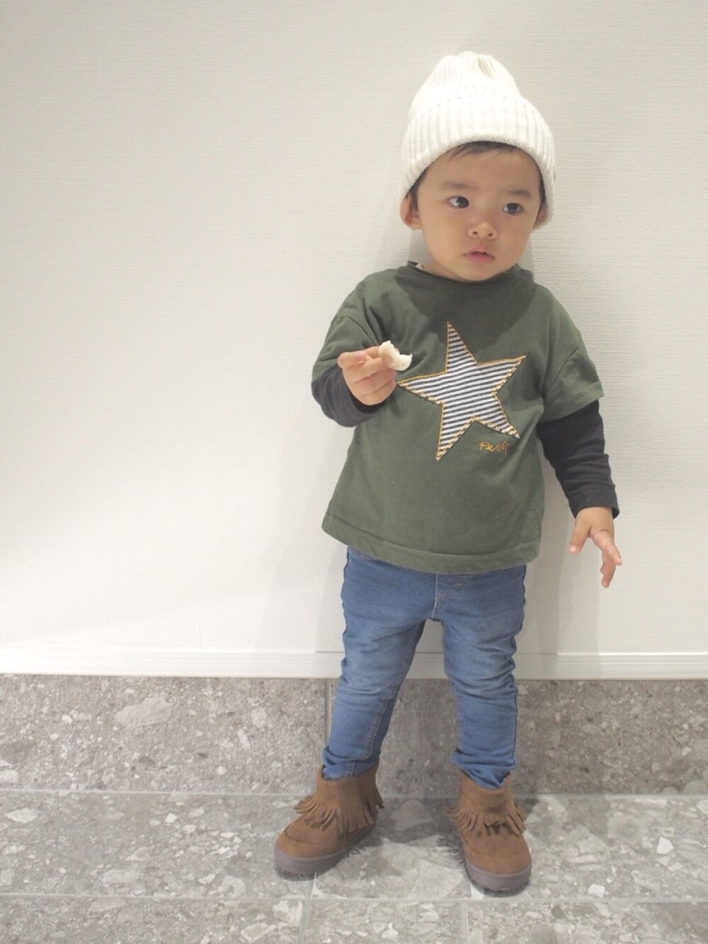「kids、キッズコーデ、おとこのこ、80cm、1歳、ニット帽、デニム、スキニーデニム、フリンジブーツ」｜「CIAOPANIC TYPYのリブニットキャップ（ニットキャップ/ビーニー、ホワイト系）」を使った、SEI-KOTOさん（キッズ・80cm）の秋コーディネートの1枚目の写真