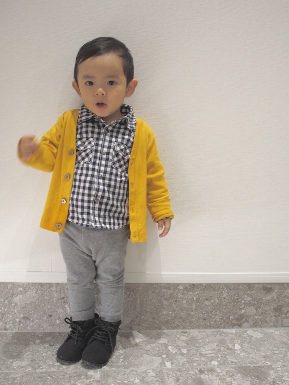 「kids、キッズコーデ、おとこのこ、80cm、1歳、カーディガン、チェックシャツ、プチプラ」｜「UNIQLOのアイテム（カーディガン/ボレロ、イエロー系）」を使った、SEI-KOTOさん（キッズ・80cm）の秋コーディネートの1枚目の写真