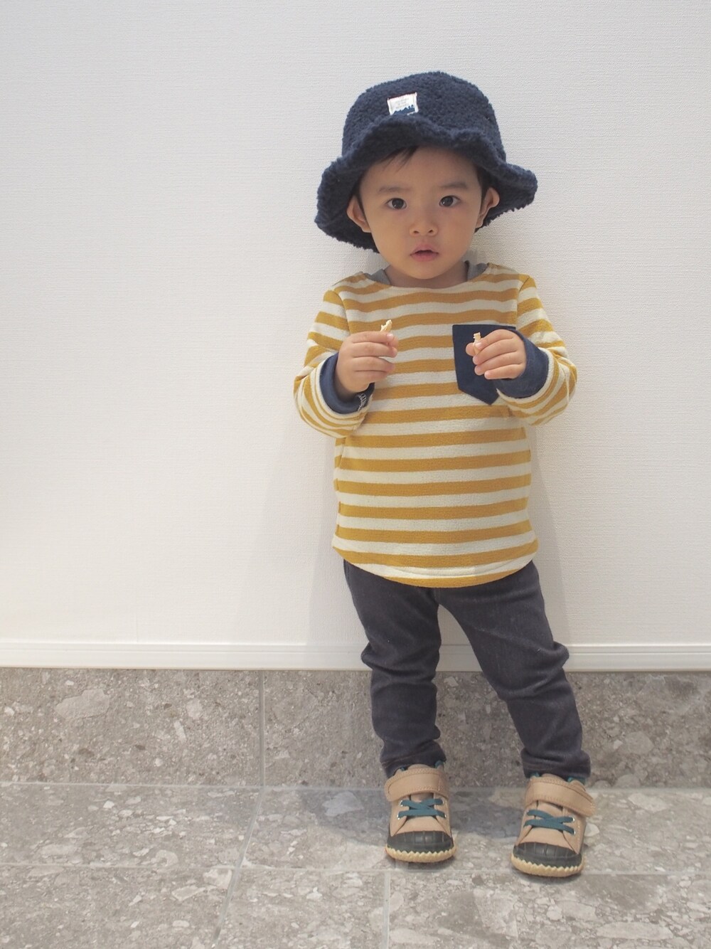 「kids、キッズコーデ、おとこのこ、80cm、1歳、ボアハット、ボーダー、デニム、コンバース」｜「赤ちゃん本舗のアイテム（帽子、ブルー系）」を使った、SEI-KOTOさん（キッズ・80cm）の秋コーディネートの1枚目の写真