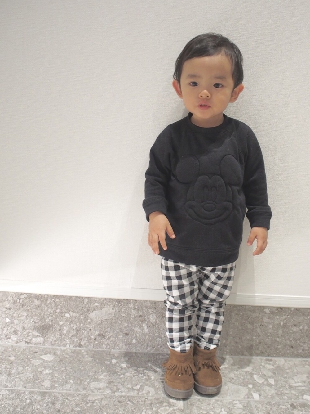 「kids、キッズコーデ、おとこのこ、80cm、プチプラ、ミッキー、チェック、フリンジブーツ」｜「H&Mのアイテム（スウェット、ブラック系）」を使った、SEI-KOTOさん（キッズ・80cm）の秋コーディネートの1枚目の写真