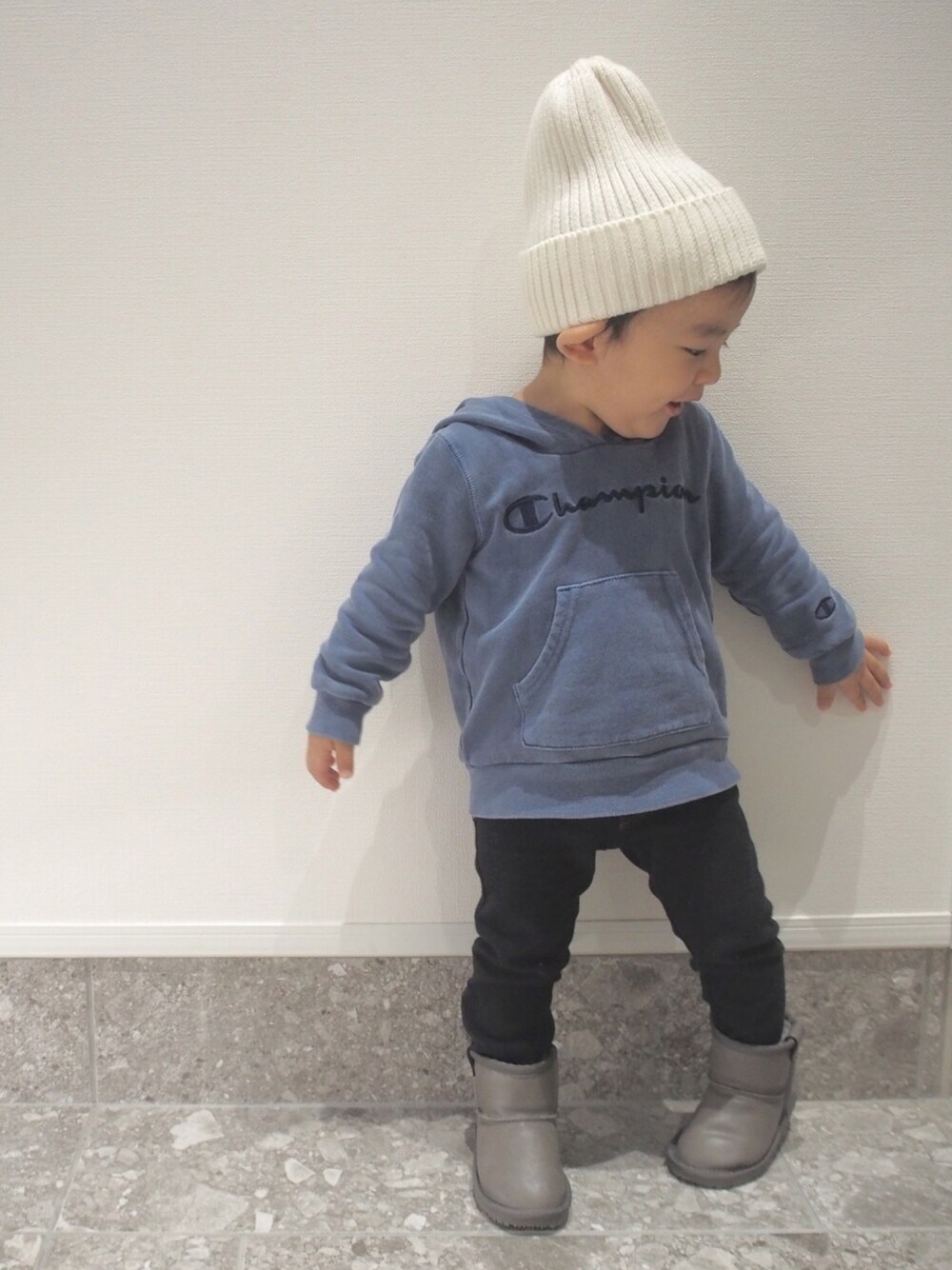 「kids、キッズコーデ、おとこのこ、80cm、1歳、ニット帽、パーカー、ムートンブーツ、チャンピオン」｜「CIAOPANIC TYPYのリブニットキャップ（ニットキャップ/ビーニー、ホワイト系）」を使った、SEI-KOTOさん（キッズ・80cm）の秋コーディネートの1枚目の写真