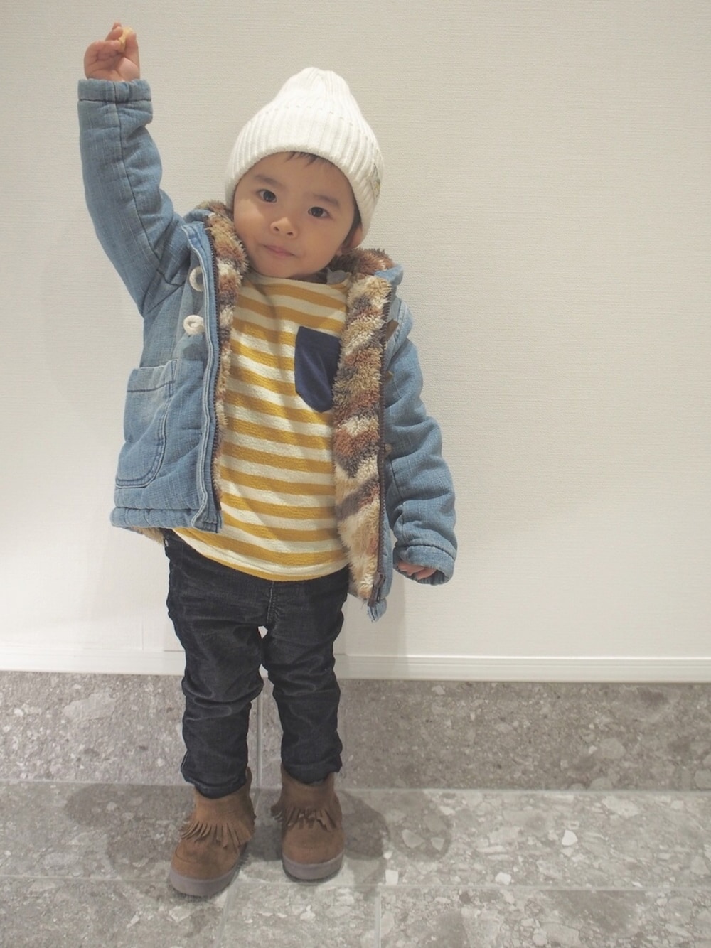 「kids、キッズコーデ、おとこのこ、90cm、1歳、ニット帽、ダッフルコート、ボーダー、コーデュロイパンツ、フリンジブーツ」｜「CIAOPANIC TYPYのリブニットキャップ（ニットキャップ/ビーニー、ホワイト系）」を使った、SEI-KOTOさん（キッズ・90cm）の冬コーディネートの1枚目の写真