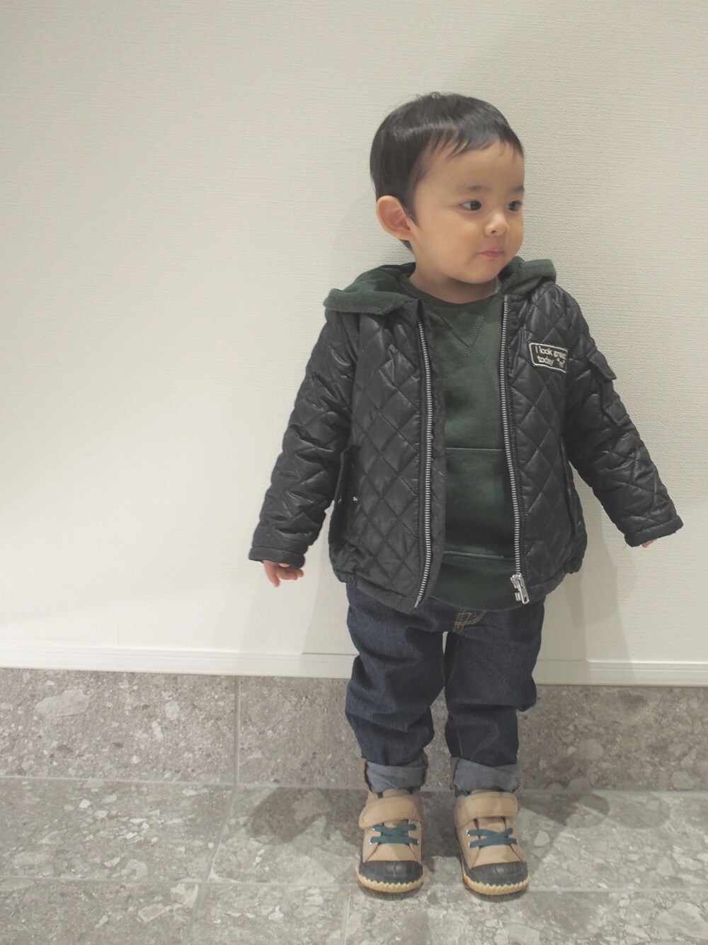 「kids、キッズコーデ、おとこのこ、2歳、90cm、パーカー、デニムパンツ、コンバース」｜「Moujonjonのアイテム（ダウンジャケット/コート、ブラック系）」を使った、SEI-KOTOさん（キッズ・90cm）の冬コーディネートの1枚目の写真