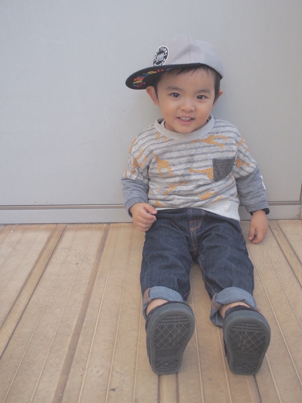 「kids、キッズコーデ、おとこのこ、90cm、2歳、キャップ、デニム、デニムパンツ」｜「西松屋のアイテム（キャップ、グレー系）」を使った、SEI-KOTOさん（キッズ・90cm）の春コーディネートの1枚目の写真