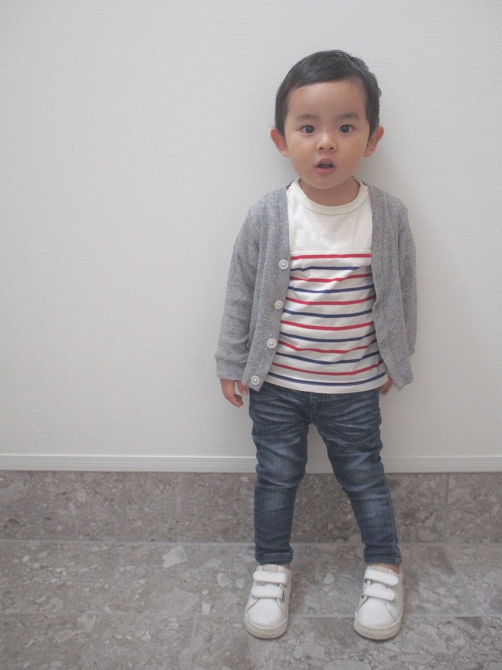 「kids、キッズコーデ、おとこのこ、2歳、90cm、カーディガン、ボーダー、トリコロール、デニム」｜「UNIQLOのアイテム（カーディガン/ボレロ、グレー系）」を使った、SEI-KOTOさん（キッズ・90cm）の夏コーディネートの1枚目の写真