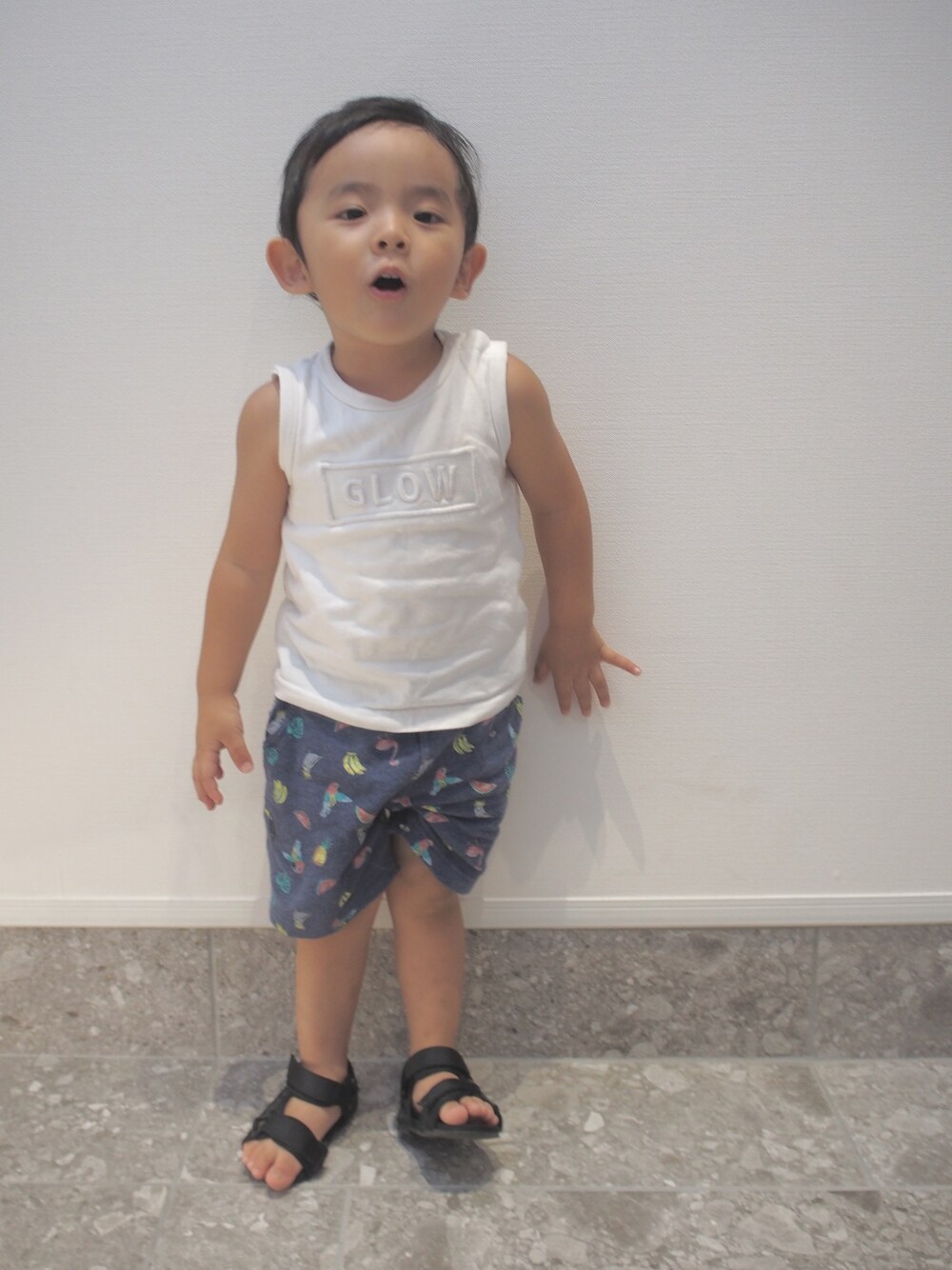 「kids、キッズコーデ、おとこのこ、90cm、夏コーデ、タンクトップ、スポーツサンダル」｜「BRANSHESのウレタン刺繍ロゴタンクトップ（タンクトップ、ホワイト系）」を使った、SEI-KOTOさん（キッズ・90cm）の秋コーディネートの1枚目の写真