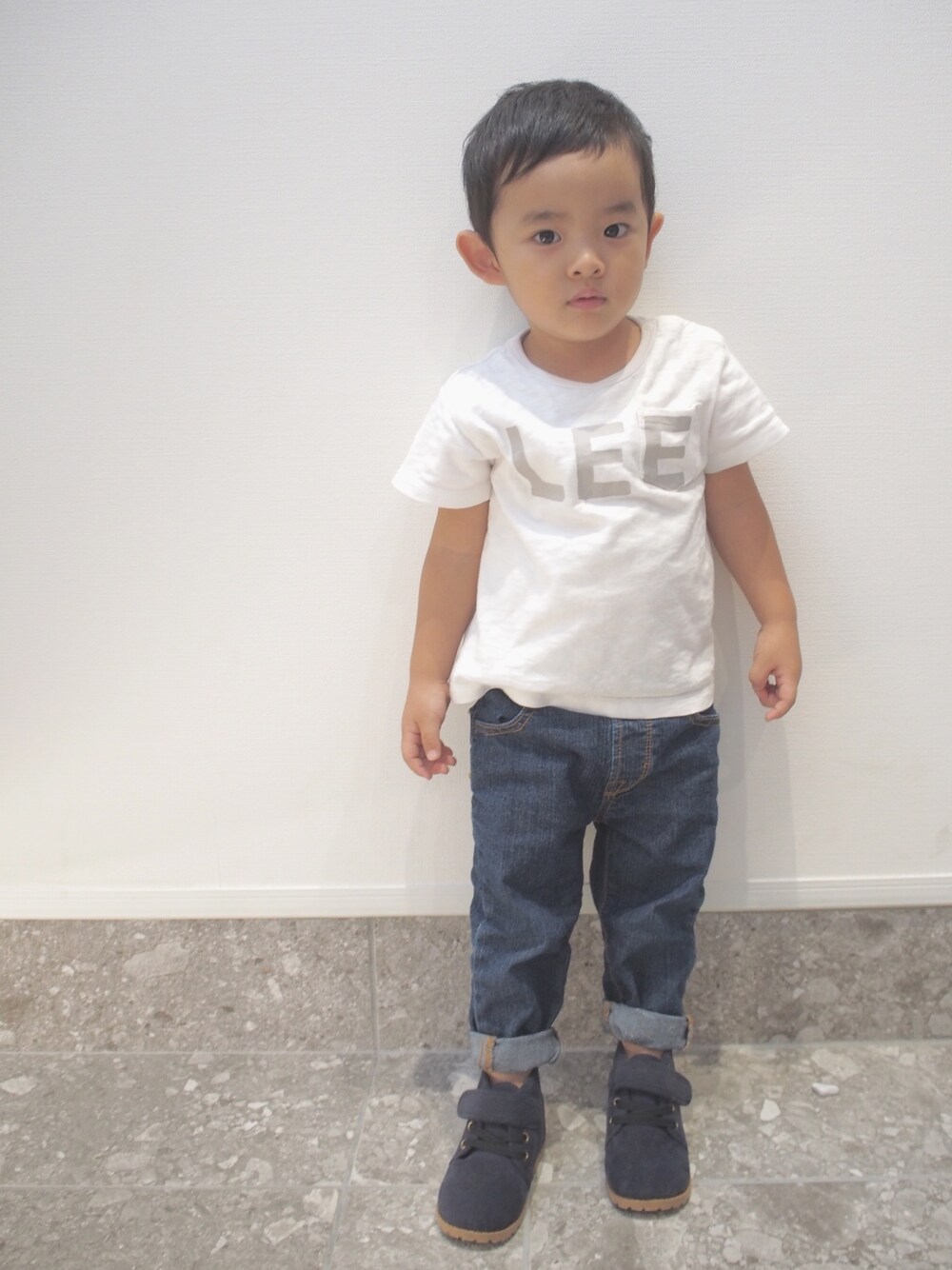 「kids、キッズコーデ、おとこのこ、90cm、2歳、シンプルコーデ、LEE、ジーンズ」｜「apres les coursのLEE袖ポケットTシャツ（Tシャツ/カットソー、ホワイト系）」を使った、SEI-KOTOさん（キッズ・90cm）の秋コーディネートの1枚目の写真