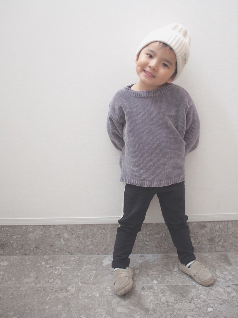 「kids、キッズコーデ、おとこのこ、100cm、ニット帽、ニット、モールニット、ラインパンツ」｜「CIAOPANIC TYPYのリブニットキャップ（ニットキャップ/ビーニー、ホワイト系）」を使った、SEI-KOTOさん（キッズ・100cm）の冬コーディネートの1枚目の写真