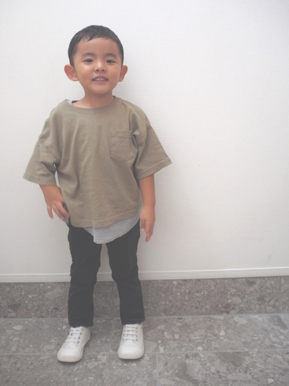 「kids、キッズコーデ、おとこのこ、100cm、ビックT、白スニーカー」｜「FREAK'S STOREのWEB限定 KIDS ビッグシルエット サーマルレイヤードTシャツ（Tシャツ/カットソー、ベージュ系）」を使った、SEI-KOTOさん（キッズ・100cm）の秋コーディネートの1枚目の写真