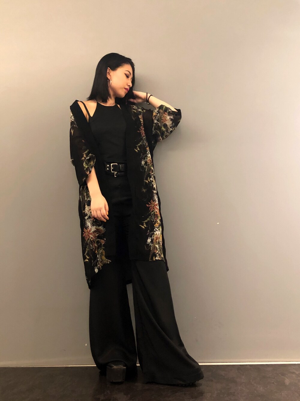 「シンプル、KMRii、カーディガン、花柄、フラワープリント、ロングカーディガン、ROYAL FLASH、ROYAL FLASH池袋、black、黒」｜「KMRiiのKMRii/ケムリ/BotanicalMagnoliaGwn（トップス、ブラック系）」を使った、yurina katsuraさん（レディース・165cm）の夏コーディネートの1枚目の写真