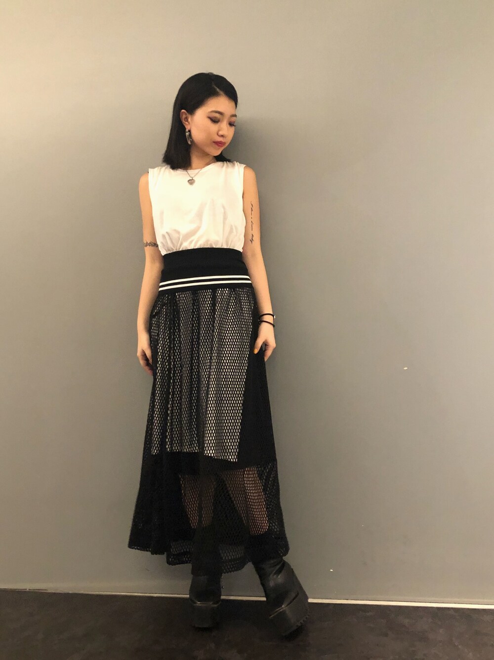 「シンプル、きれいめカジュアル、ワンピース、メッシュ、スカート、モノトーン、ROYAL FLASH、タンクトップ、ROYAL FLASH池袋、白」｜「KMRiiのKMRii/ケムリ/WorldsEndLongSlitOP（ワンピース、ホワイト系）」を使った、yurina katsuraさん（レディース・165cm）の夏コーディネートの1枚目の写真