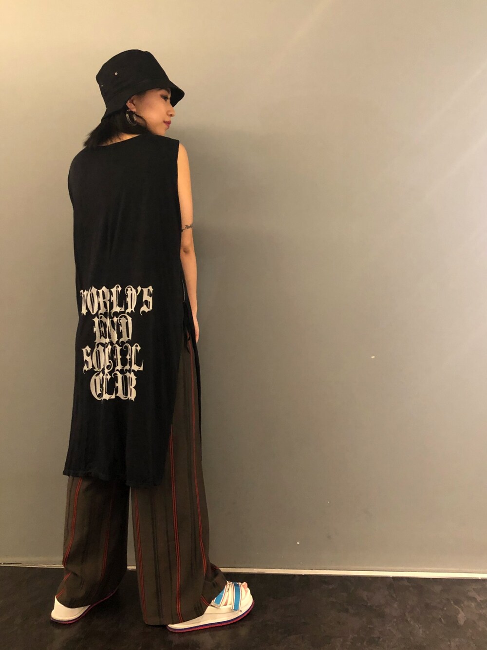 「ワイドパンツ、ストライプ、オトナカジュアル、summer、タンクトップ、ワンピース、モード、モードストリート、ROYAL FLASH、ROYAL FLASH池袋」｜「FR(13)NDSのFR(13)NDS /フレンズ/BackTape HAT（ハット、ブラック系）」を使った、yurina katsuraさん（レディース・165cm）の夏コーディネートの1枚目の写真