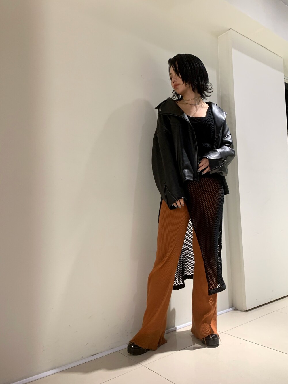 「ライタースジャケット、レザージャケット、大人カジュアル、革ジャン、レザー、ライダース、ライダースコーデ」｜「JUSTINE CLENQUETのJUSTINE CLENQUET ネックレス（ネックレス、シルバー系）」を使った、yurina katsuraさん（レディース・165cm）の春コーディネートの1枚目の写真