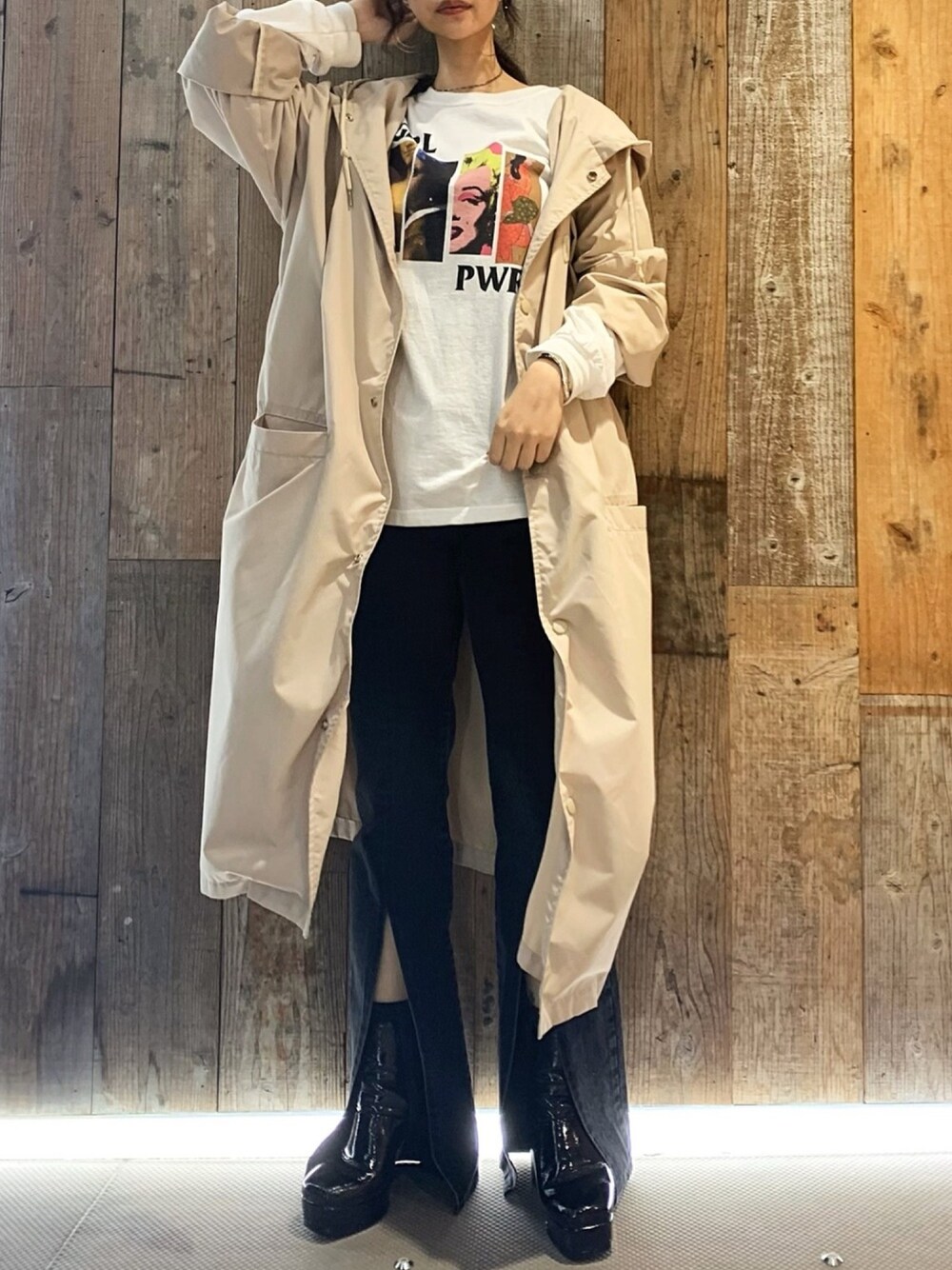 「秋のコーデ、ロングコート、白Tシャツ、ロゴT、デニムパンツ、雨の日コーデ、カッパ、シンプル」｜「乱痴気のアイテム（トップス、ホワイト系）」を使った、yurina katsuraさん（レディース・165cm）の秋コーディネートの1枚目の写真