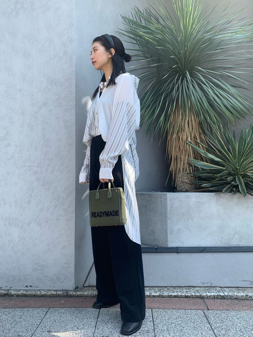 「ロングシャツ、ロングシャツワンピ、シャツ、シャツスタイル、ストライプシャツ、ストライプ、ワイドパンツ、春」｜「AULA AILAのAULA AILA（アウラアイラ）別注ストライプコンビロングシャツ（シャツ/ブラウス、ホワイト系）」を使った、yurina katsuraさん（レディース・165cm）の春コーディネートの1枚目の写真
