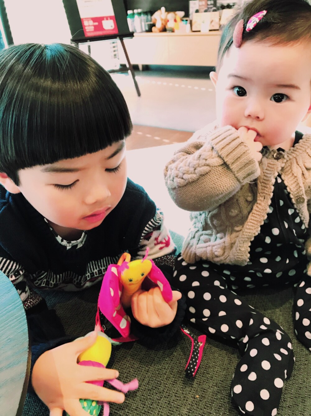 「シンプル、キッズファッション、女の子、男の子コーデ、女の子コーデ、おとこのこ、兄妹コーデ」｜「H&Mのアイテム（ニット/セーター、その他）」を使った、Yooo☆kiiicさん（キッズ・110cm）の冬コーディネートの1枚目の写真