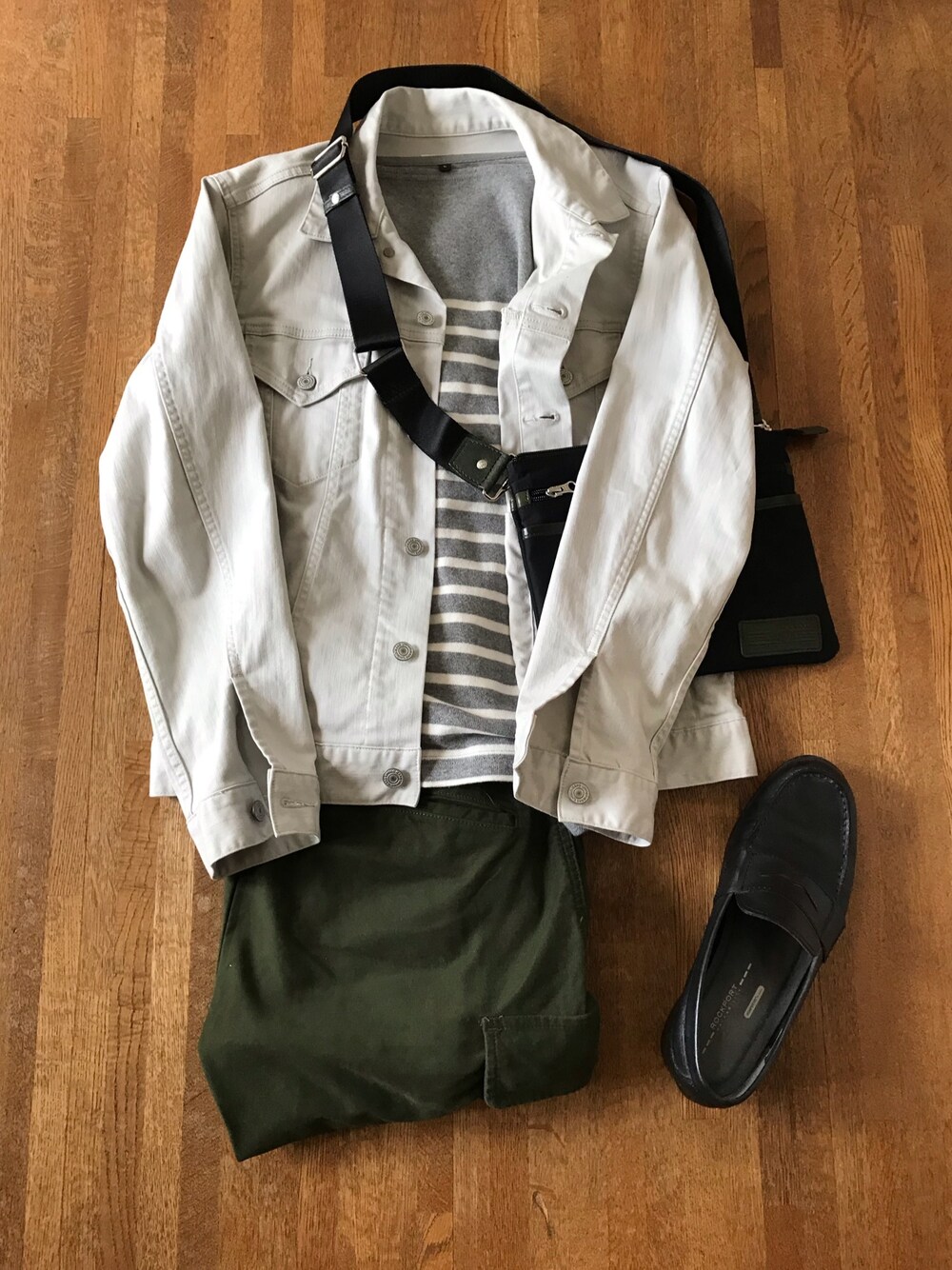 「休日スタイル、きれいめカジュアル、春、大人コーデ、UNIQLO、カーキ、おしゃれさんと繋がりたい、ボーダー、カーゴパンツ」｜「無印良品のアイテム（Tシャツ/カットソー、グレー系）」を使った、leftbankさん（メンズ・176cm）の春コーディネートの1枚目の写真