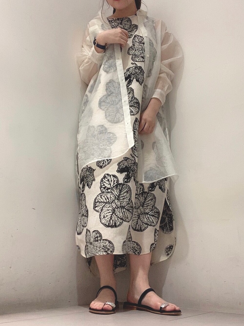 「大人コーデ、ロングワンピース、シャツスタイル、サンダル、きれいめカジュアル、花柄ワンピース、シアー、オーガンジー、春夏コーデ」｜「OUVRAGE CLASSEのオーガンジービッグシャツチュニック（シャツ/ブラウス、ホワイト系）」を使った、nana.さん（レディース・159cm）の春コーディネートの1枚目の写真