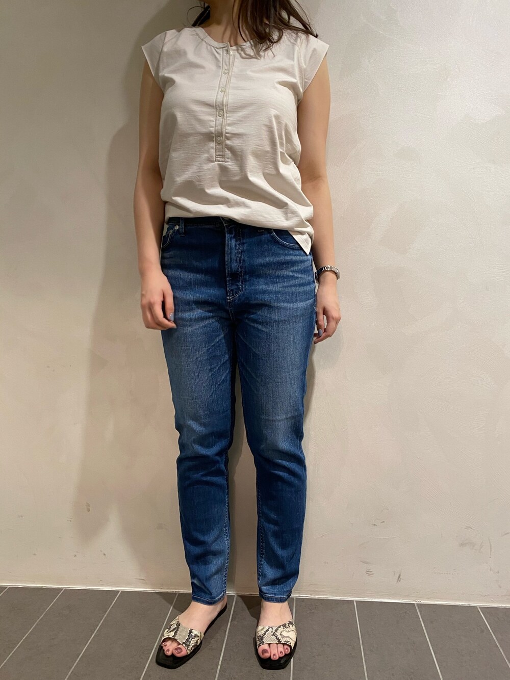 「オトナカジュアル、ラクチンコーデ、シンプルコーデ、カジュアル、おしゃれさんと繋がりたい、デニム、デニムパンツ、オトナ女子、カジュアルコーデ、いいね、save、フォローお願いします🤑」｜「YANUKのYANUK スリムテーパード デニムパンツ RUTH (ルース)/57191062（デニムパンツ、ブルー系）」を使った、nana.さん（レディース・159cm）の夏コーディネートの1枚目の写真