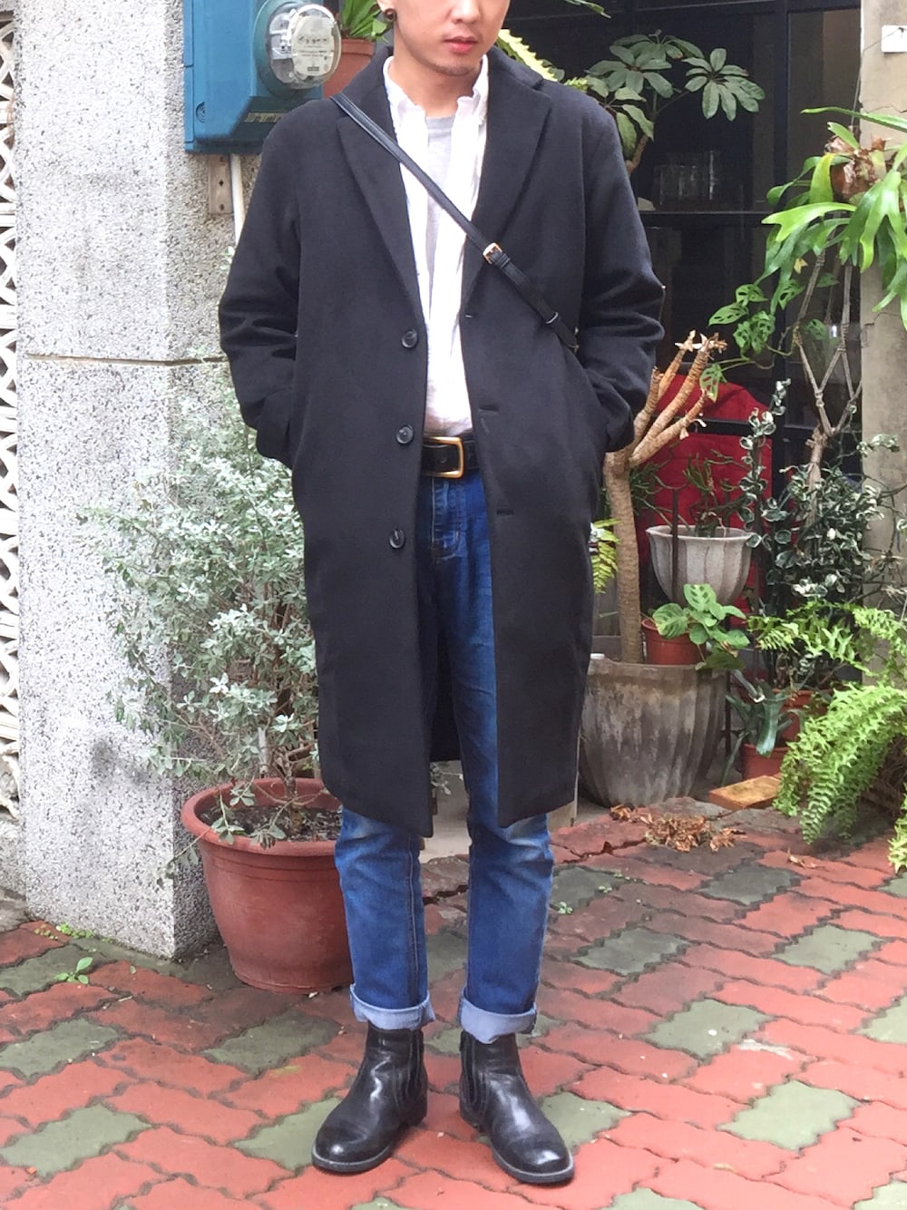 「シンプルコーデ、大学生、革靴、春コーデ、黒、キレイめ」｜「no brandのアイテム（チェスターコート、ブラック系）」を使った、ハンハンさん（メンズ・173cm）の冬コーディネートの1枚目の写真
