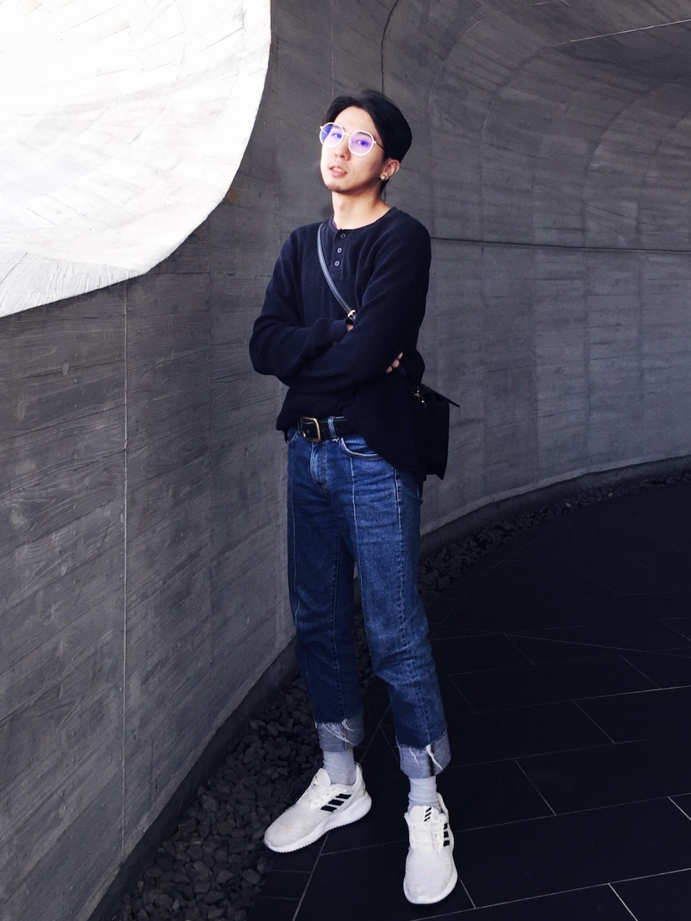 「adidasのアイテム（スニーカー、ホワイト系）」を使った、ハンハンさん（メンズ・173cm）の春コーディネートの1枚目の写真