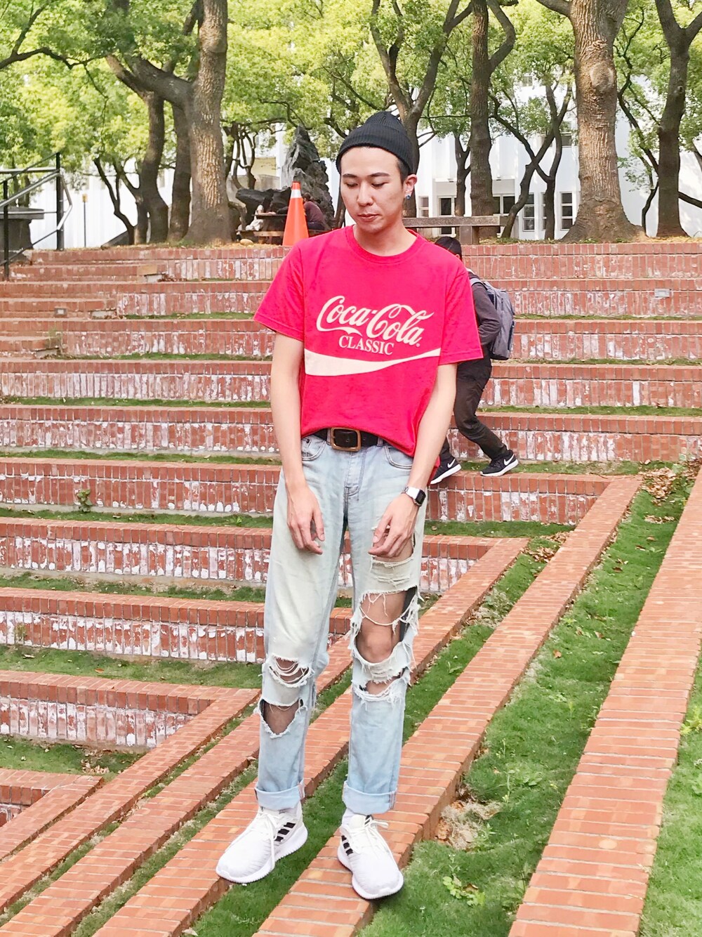 「GUのアイテム（Tシャツ/カットソー、レッド系）」を使った、ハンハンさん（メンズ・173cm）の春コーディネートの1枚目の写真