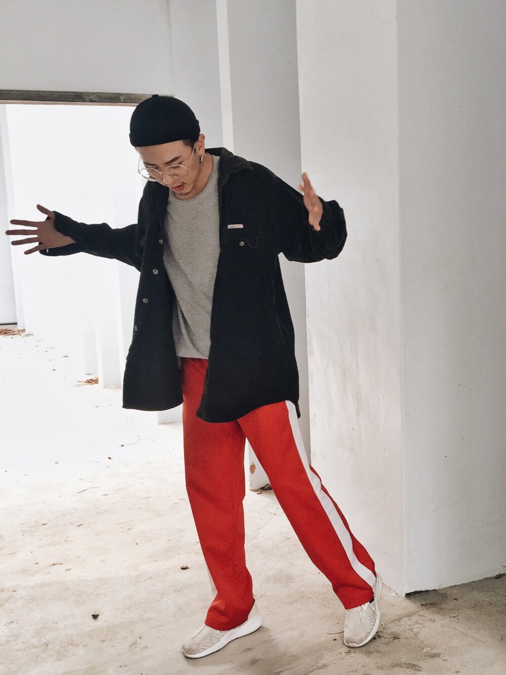 「taubasaのアイテム（シャツ/ブラウス、ブラック系）」を使った、ハンハンさん（メンズ・173cm）の春コーディネートの1枚目の写真