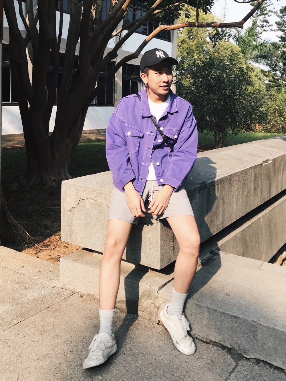 「パープル」｜「Bershkaのアイテム（デニムジャケット、パープル系）」を使った、ハンハンさん（メンズ・173cm）の春コーディネートの1枚目の写真