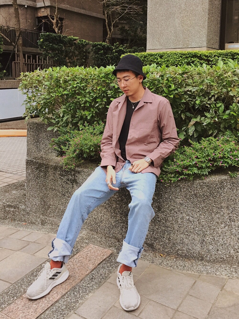 「UNIQLOのアイテム（シャツ/ブラウス、パープル系）」を使った、ハンハンさん（メンズ・173cm）の春コーディネートの1枚目の写真