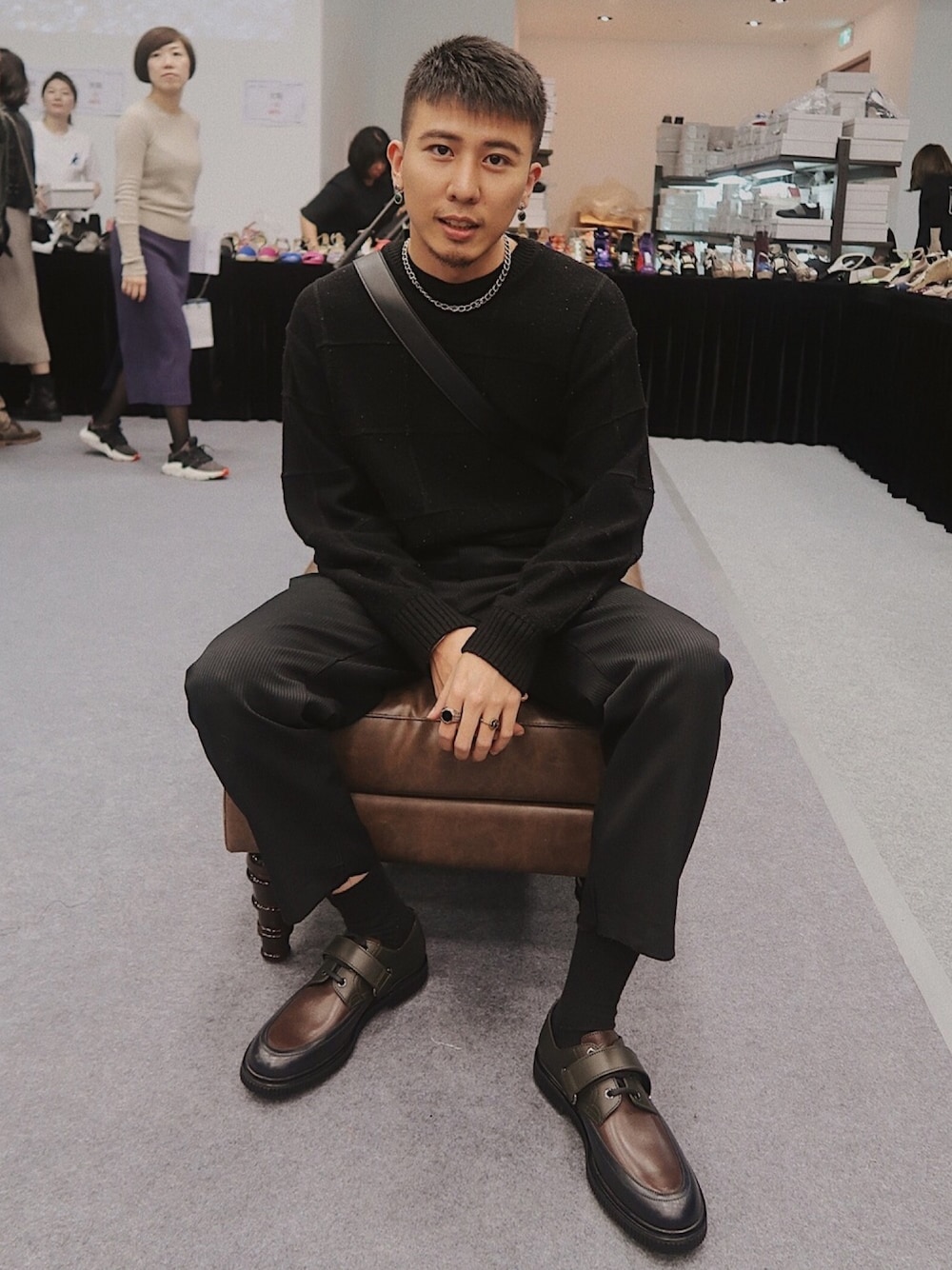 「JIMMY CHOOのアイテム（ドレスシューズ、ブラウン系）」を使った、ハンハンさん（メンズ・173cm）の春コーディネートの1枚目の写真