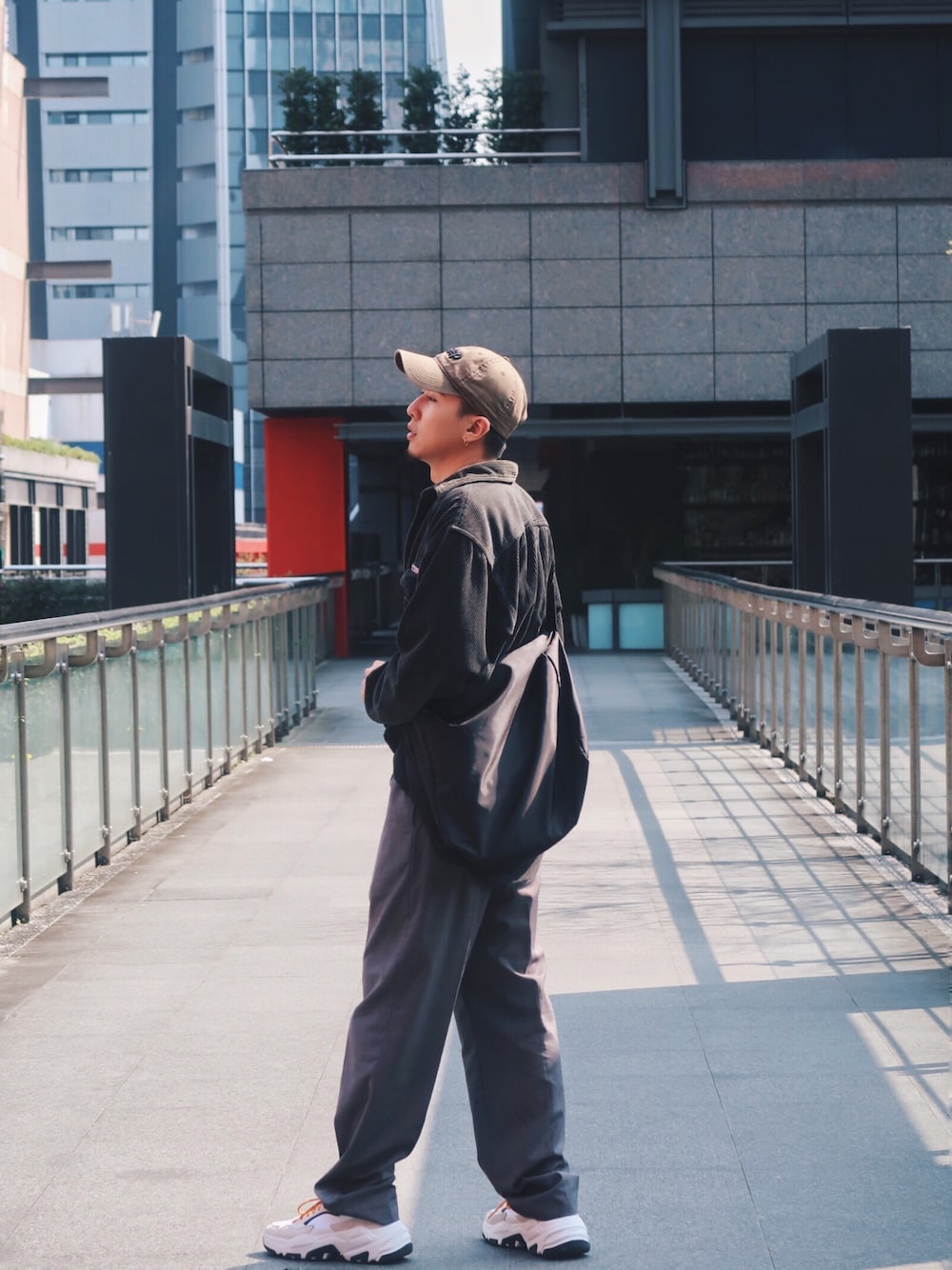 「Bershkaのアイテム（スニーカー、ホワイト系）」を使った、ハンハンさん（メンズ・173cm）の春コーディネートの1枚目の写真