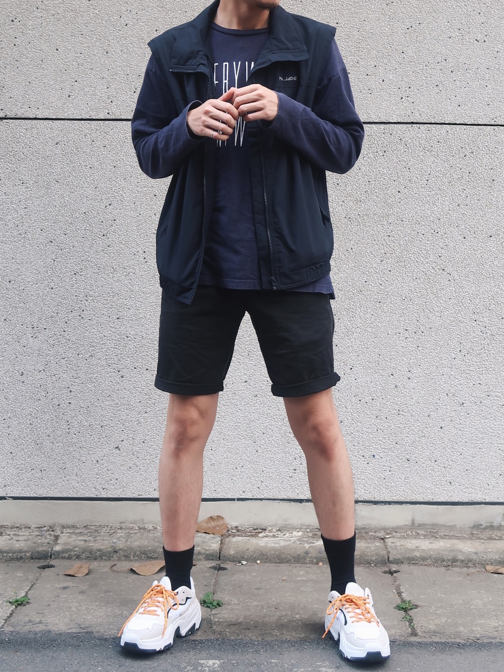 「Bershkaのアイテム（スニーカー、ホワイト系）」を使った、ハンハンさん（メンズ・173cm）の春コーディネートの1枚目の写真