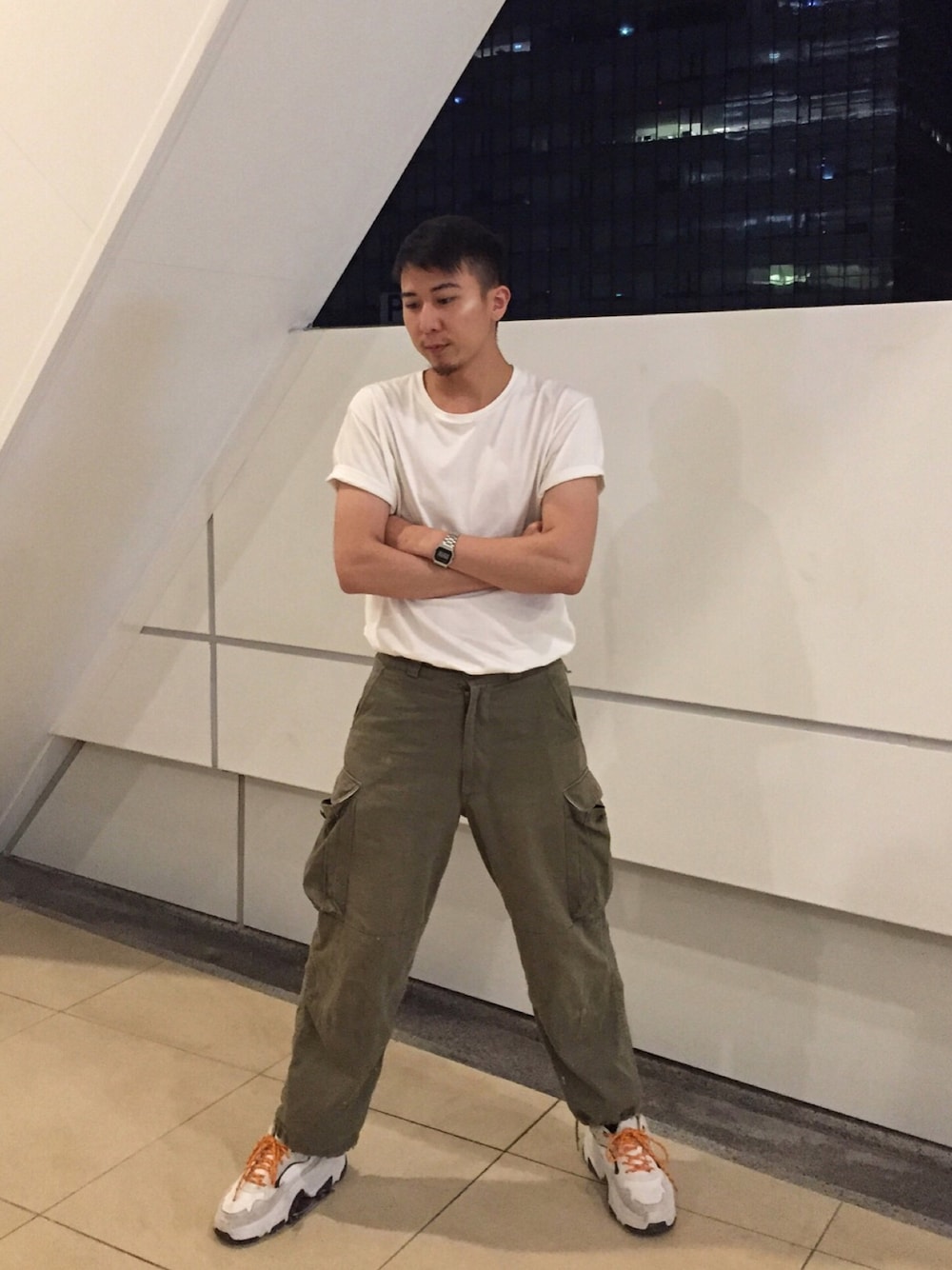 「ないのアイテム（チノパンツ、グリーン系）」を使った、ハンハンさん（メンズ・173cm）の春コーディネートの1枚目の写真