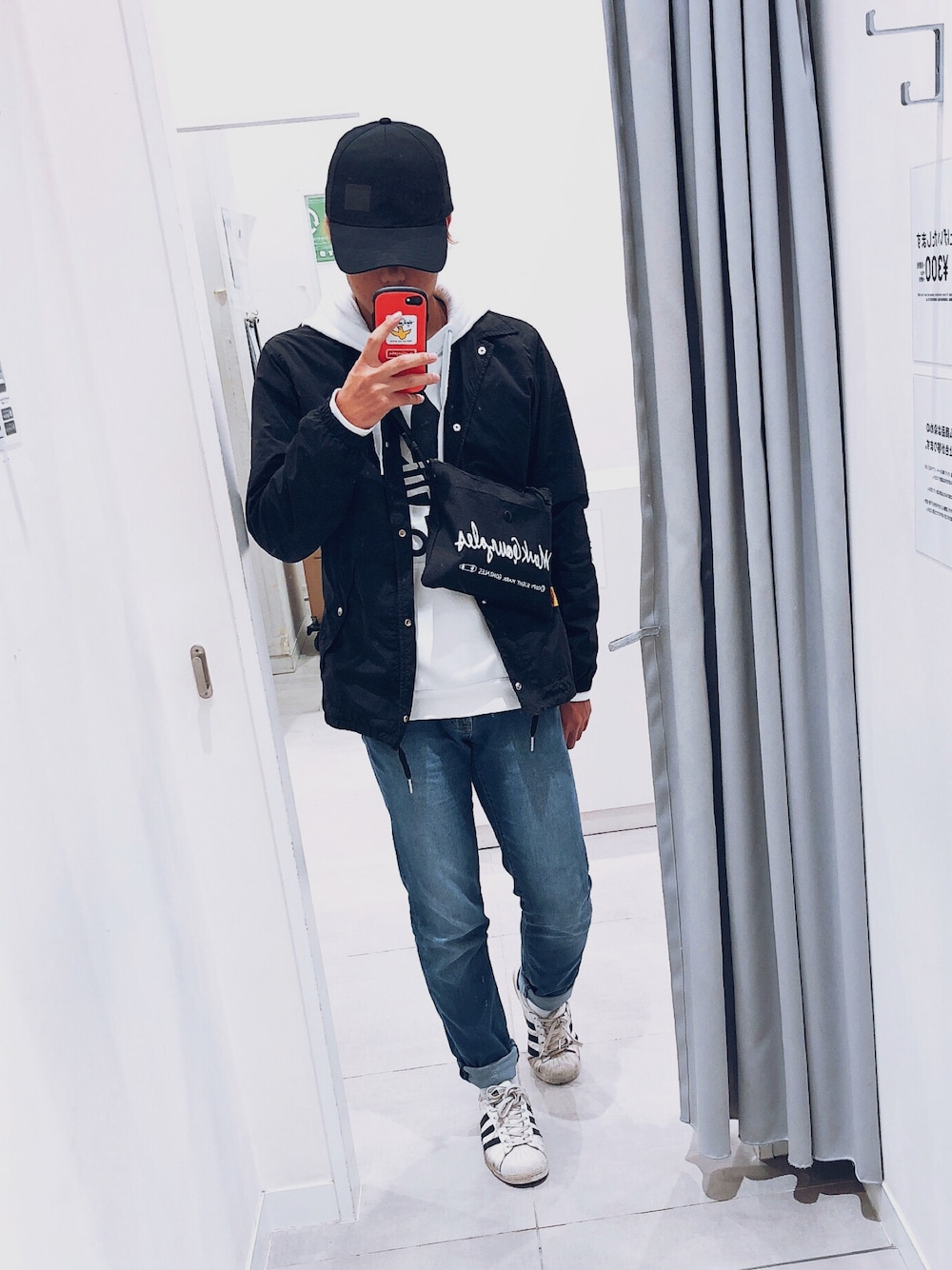 「秋のコーデ、コーチジャケット、adidas、GU、デニムパンツ、サコッシュ、スーパースター、白パーカー」｜「GUのアイテム（その他アウター、ブラック系）」を使った、ユータさん（メンズ・170cm）の秋コーディネートの1枚目の写真