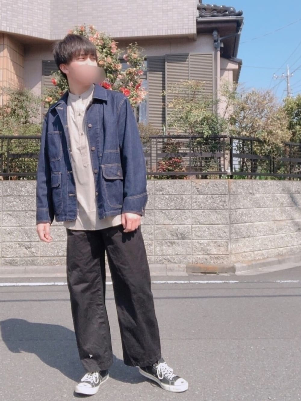 ブルー系のブルゾン、ベージュ系のシャツ/ブラウス、ブラック系のその他パンツを着用したメンズの春コーディネートの1枚目の写真