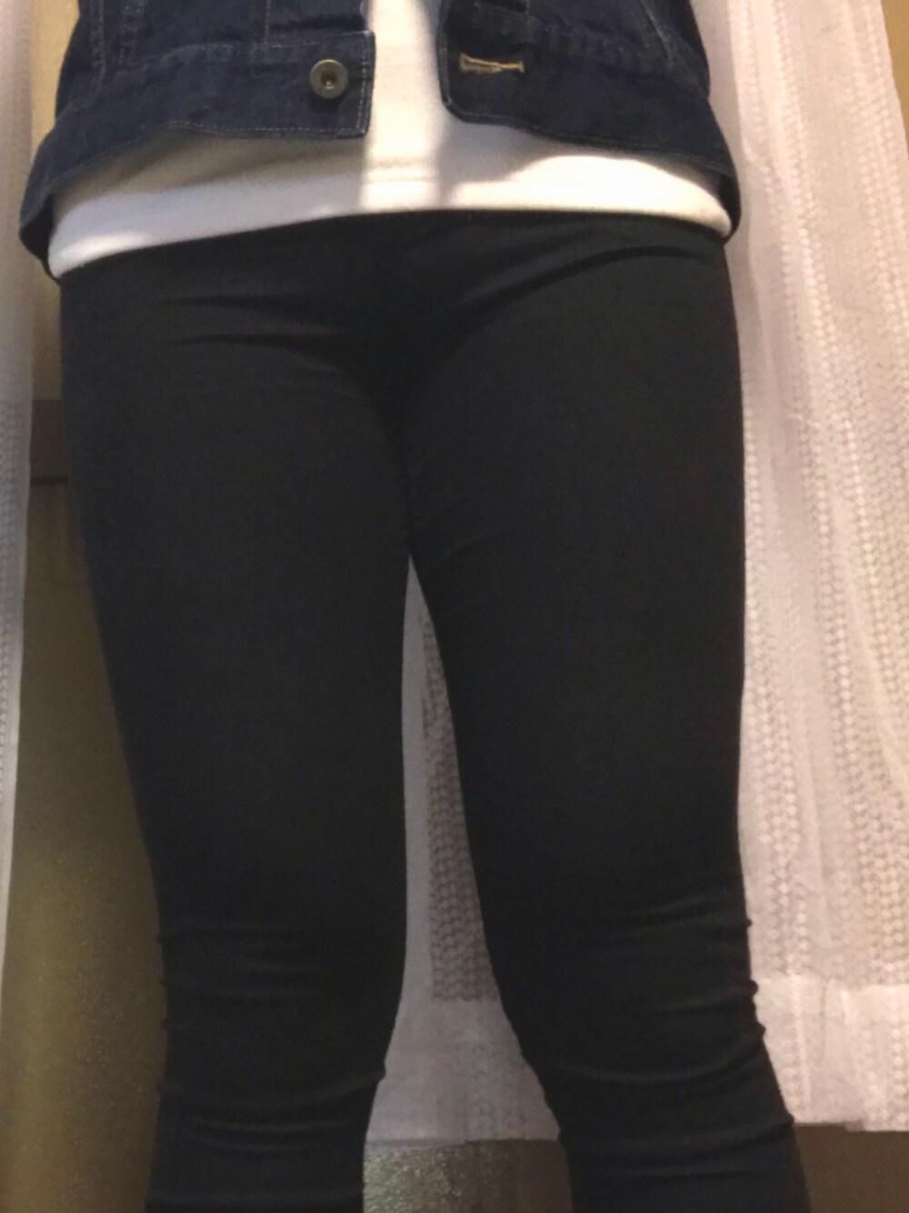 「H&Mのアイテム（パンツ、ブラック系）」を使った、裕介さん（メンズ・158cm）の春コーディネートの1枚目の写真
