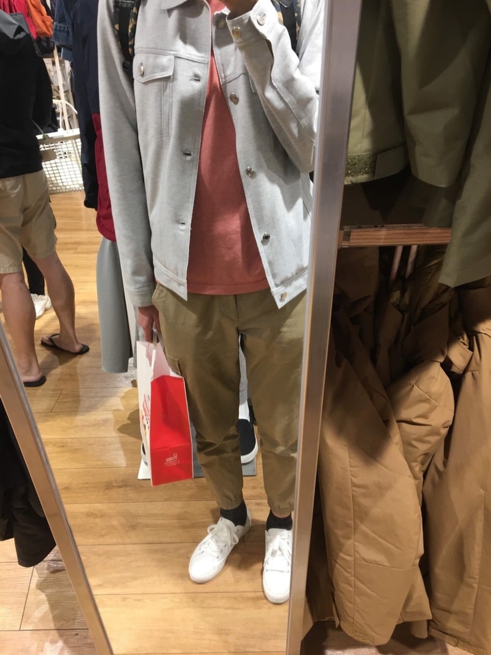 「casual」｜「UNIQLOのアイテム（チノパンツ、ベージュ系）」を使った、charlieee1106さん（メンズ・183cm）の春コーディネートの1枚目の写真